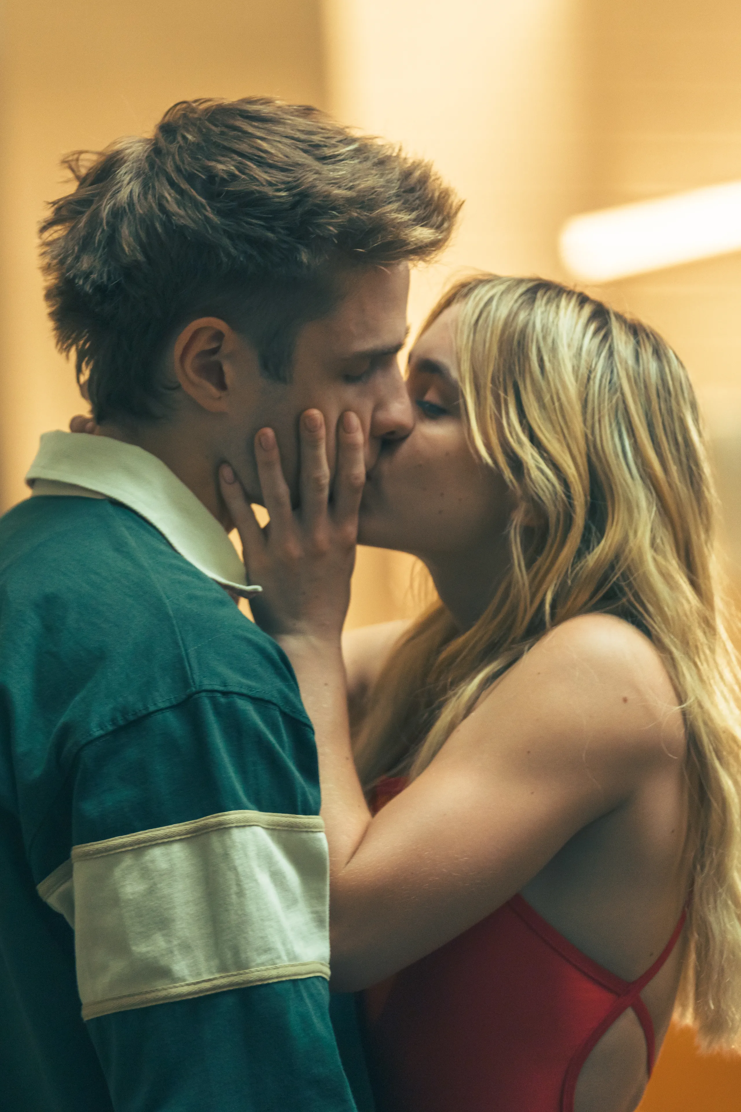 Постер «Олимп»: Красивые подростки, грязные тайны и вечный вопрос — а что, так можно было?